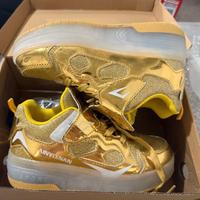 Scarpe con rotelle e luci.