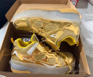 Scarpe con rotelle e luci.