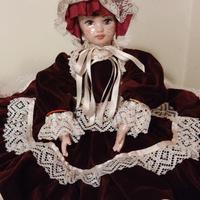 Bambola in porcellana vintage con vestito di scort