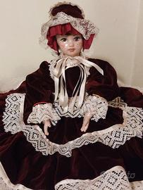 Bambola in porcellana vintage con vestito di scort
