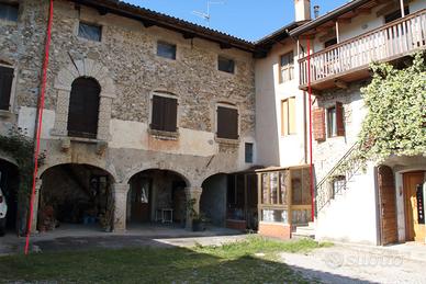 Rustico friulano di pregio con porticato ad archi,