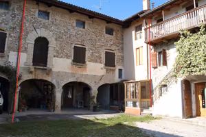 Rustico friulano di pregio con porticato ad archi,