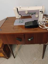 Macchina da Cucire Vintage Necchi con Mobiletto