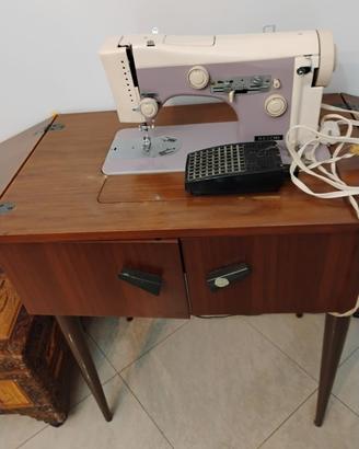 Macchina da Cucire Vintage Necchi con Mobiletto