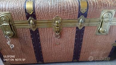 Baule Antico con chiusure in ottone.