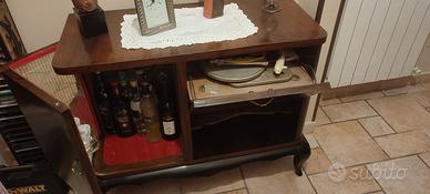 Mobiletto bar e giradischi