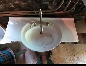 Lavandino di ceramica con bel design