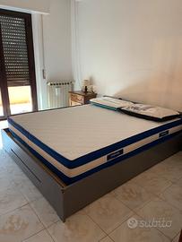Letto con cassetto contenitore in legno massello