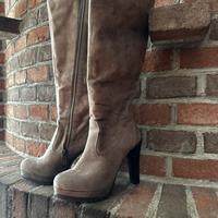 Stivale tacco fine con zeppa