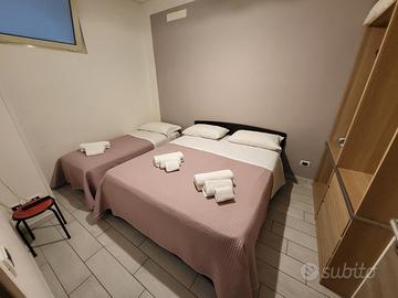 Camera con bagno privato e cucina in comune