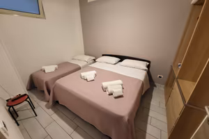 Camera con bagno privato e cucina in comune