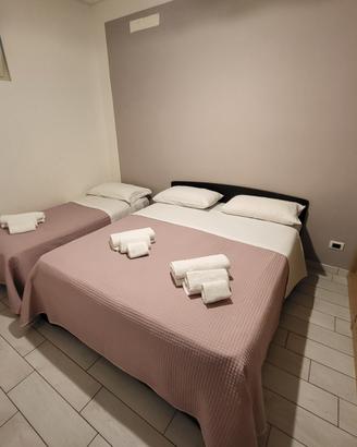 Camera con bagno privato e cucina in comune