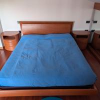 Letto matrimoniale + 2 comodini in legno