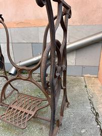 Base in ferro antico macchina da cucire