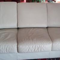 2 Divani in pelle colore avorio