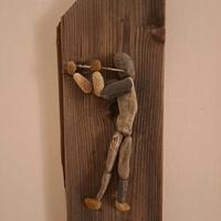 Quadro artigianale di legno e sassi: flautista