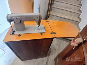 Macchina da Cucire Vintage a Pedali – SINGER 227M