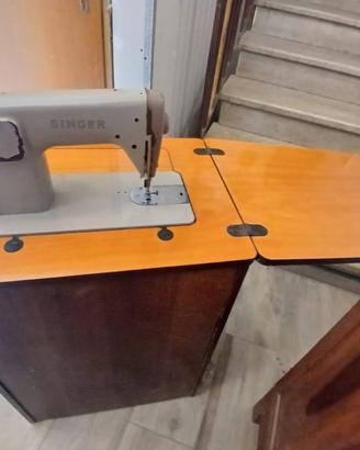 Macchina da Cucire Vintage a Pedali – SINGER 227M