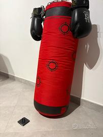 sacco boxe e guantoni