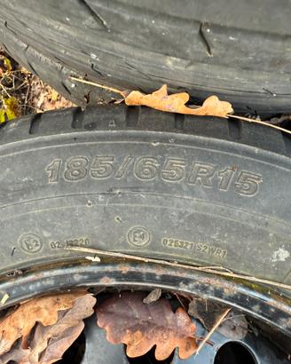 Gomme termiche al 50%  185/65/r15 con cerchi