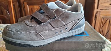 scarpa sportiva con velcro 