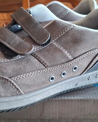 scarpa sportiva con velcro 