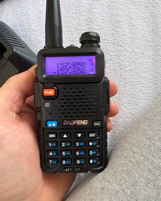 Walkie talkie baofeng con le cuffie