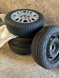 Gomme con cerchi e copricerchi Fiat Panda