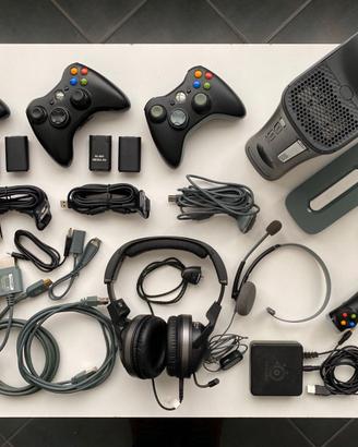 Xbox 360 Elite con controller e molti accessori