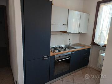 Cucina lineare completa di elettrodomestici