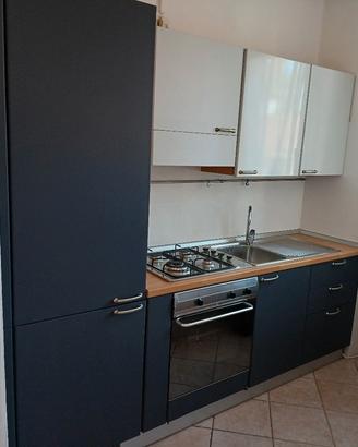 Cucina lineare completa di elettrodomestici