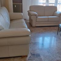 2 divani in pelle bianca