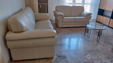 2 divani in pelle bianca