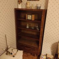 Piccola libreria con orologio
