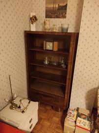 Piccola libreria con orologio