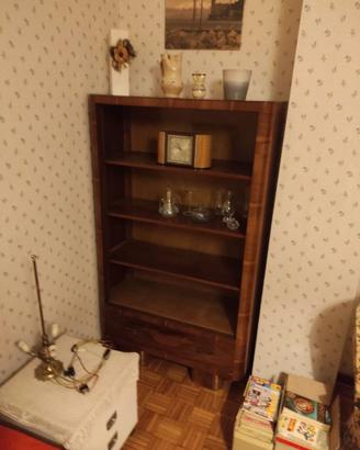 Piccola libreria con orologio