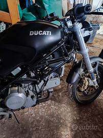 Moto Ducati Monster 750