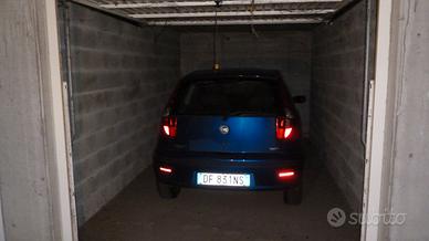 box auto di fronte Villaggio Sisma