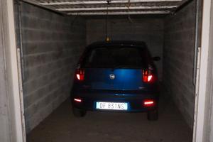 box auto di fronte Villaggio Sisma
