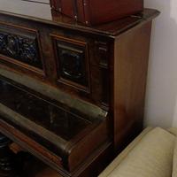 pianoforte verticale d'epoca e sgabello