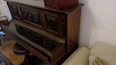 pianoforte verticale d'epoca e sgabello