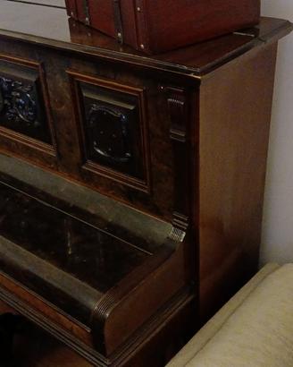 pianoforte verticale d'epoca e sgabello