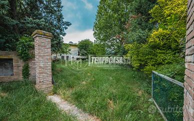 SOLUZIONE DA RISTRUTTURARE CON TERRENO EDIFICABILE