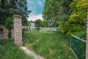 SOLUZIONE DA RISTRUTTURARE CON TERRENO EDIFICABILE