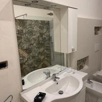 Mobile bagno con lavandino e specchio