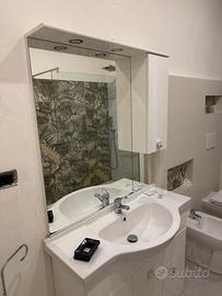 Mobile bagno con lavandino e specchio