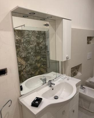 Mobile bagno con lavandino e specchio