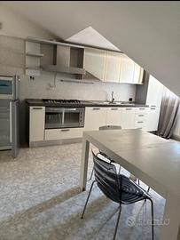 Ampia mansarda arredata