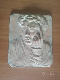 Bassorilievo raffigurante volto uomo pensieroso