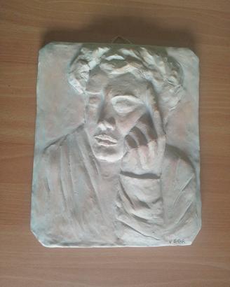 Bassorilievo raffigurante volto uomo pensieroso